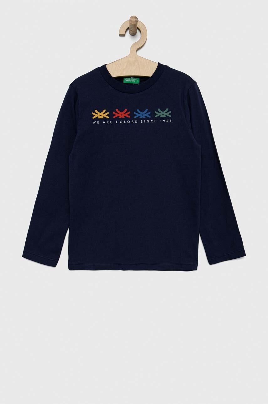

Дитячий бавовняний лонгслів United Colors of Benetton колір синій з принтом