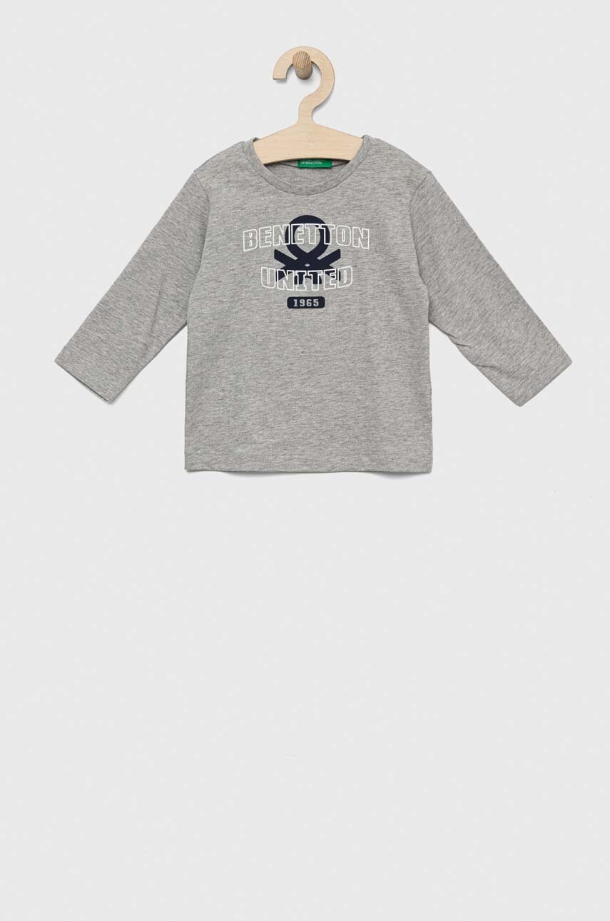 

Дитячий бавовняний лонгслів United Colors of Benetton колір сірий з принтом
