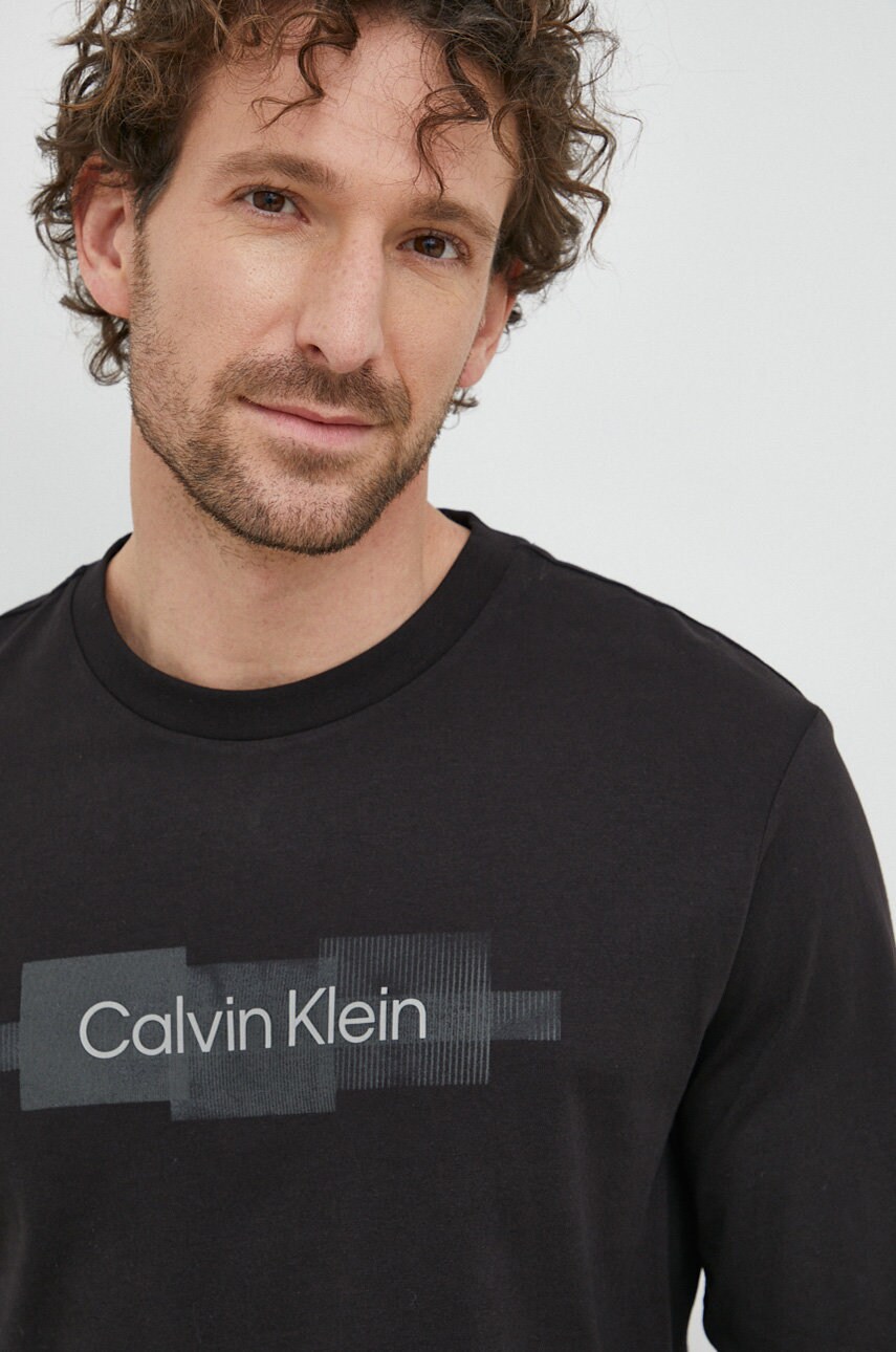 

Памучна блуза с дълги ръкави Calvin Klein в черно с принт, Черен