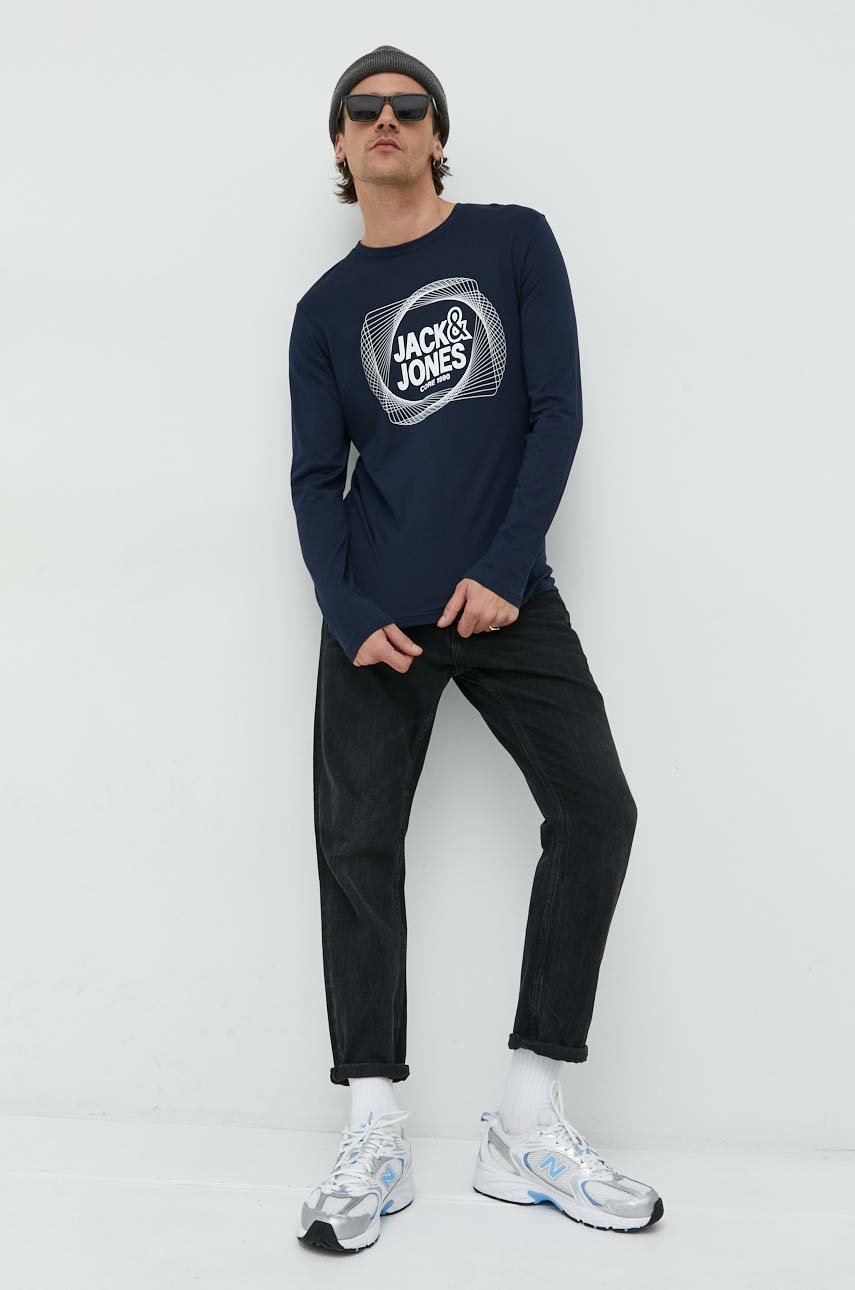 

Бавовняний лонгслів Jack & Jones JCOLUCA TEE LS CREW NECK FST колір синій з принтом 12225444