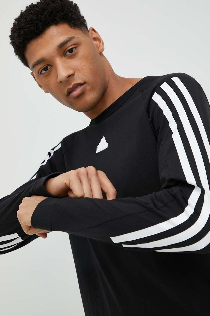 

Бавовняний лонгслів adidas колір чорний з принтом