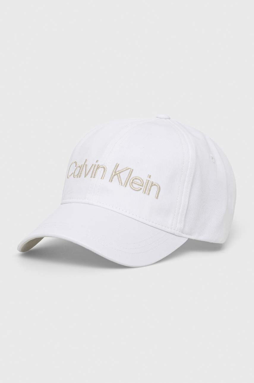 

Памучна шапка с козирка Calvin Klein в бяло с апликация, Бял