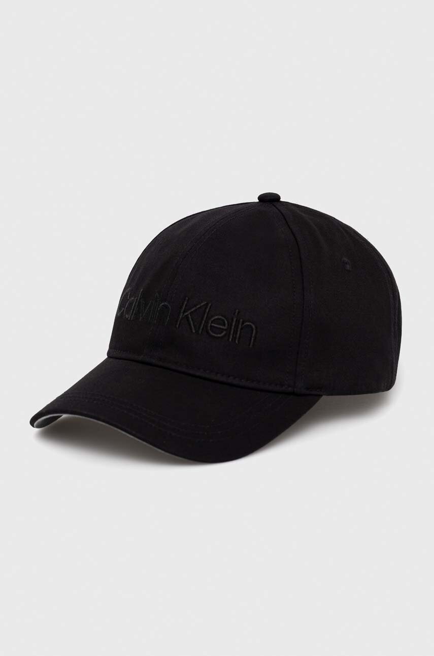 

Памучна шапка с козирка Calvin Klein в черно с апликация, Черен