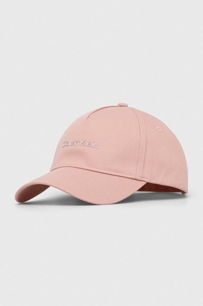 

Памучна шапка с козирка Calvin Klein в розово с апликация, Розов