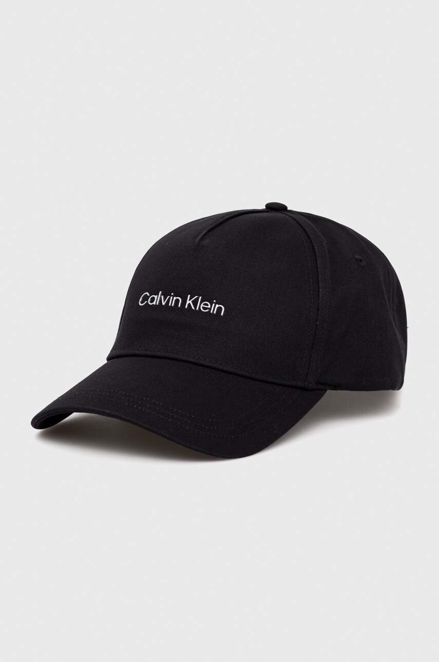 

Памучна шапка с козирка Calvin Klein в черно с апликация, Черен