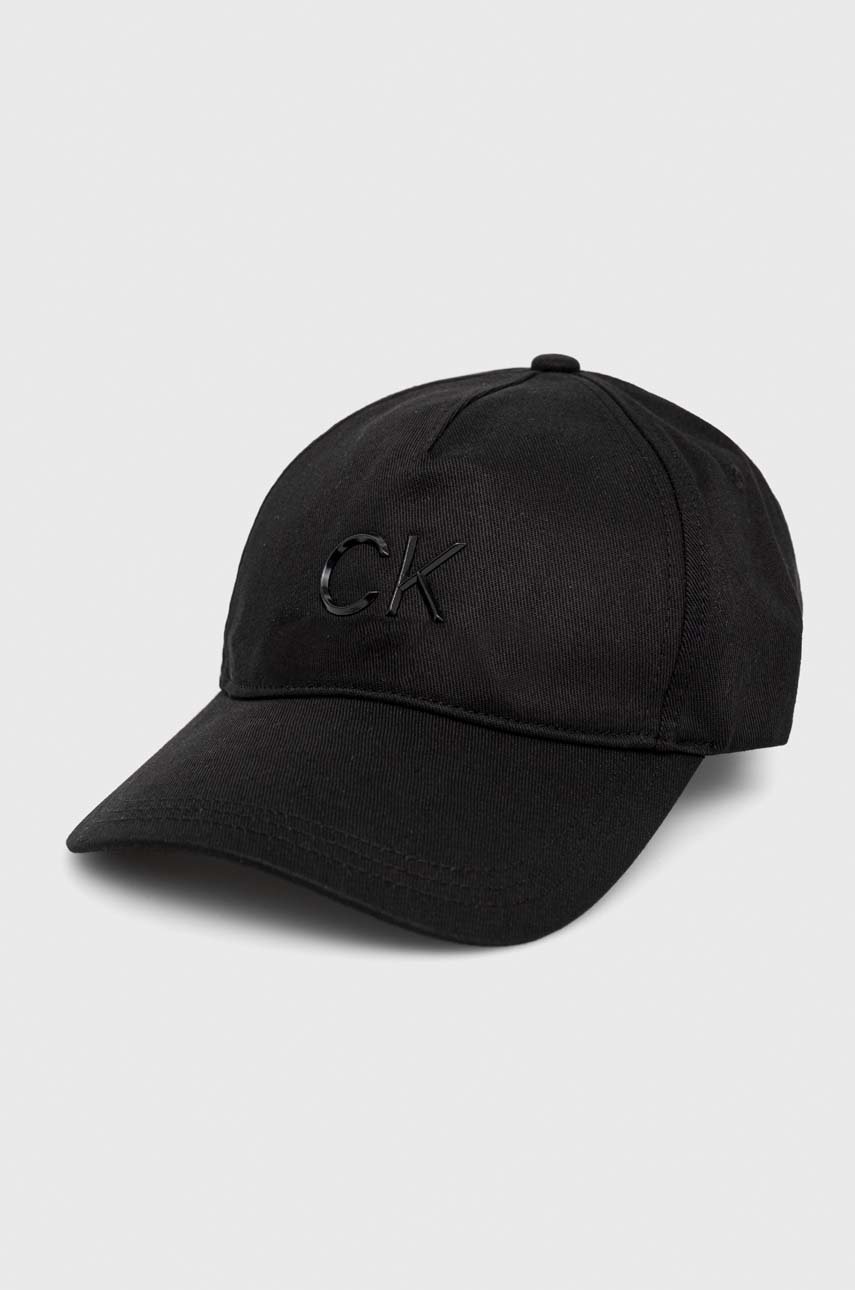 

Шапка с козирка Calvin Klein в черно с изчистен дизайн, Черен