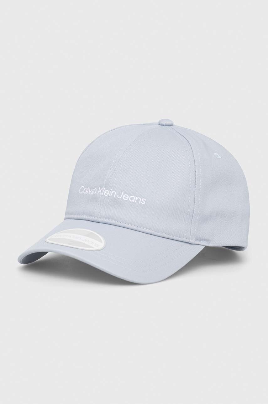 

Памучна шапка с козирка Calvin Klein Jeans в синьо с принт, Син