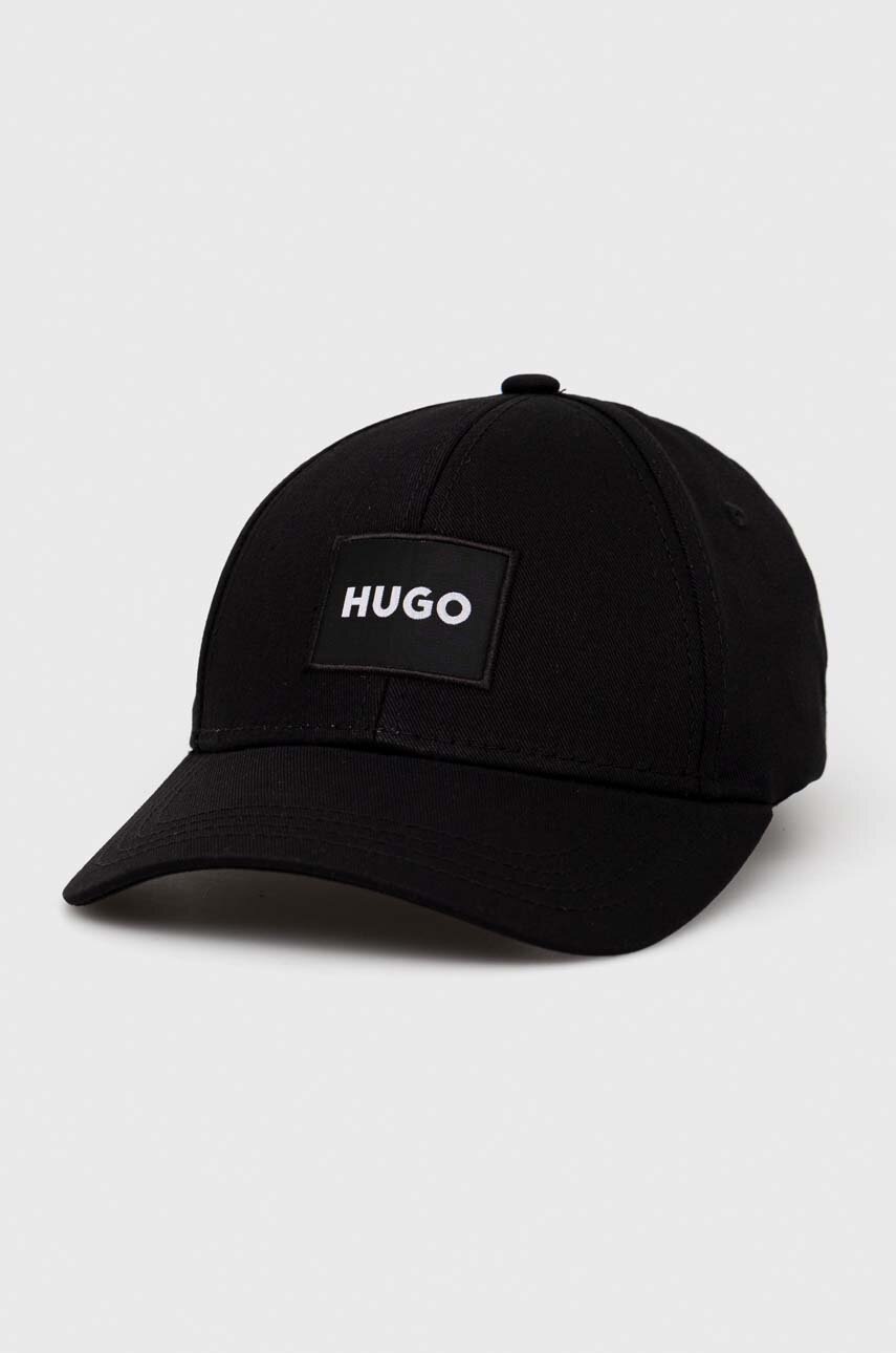 

Памучна шапка с козирка HUGO в черно с апликация, Черен