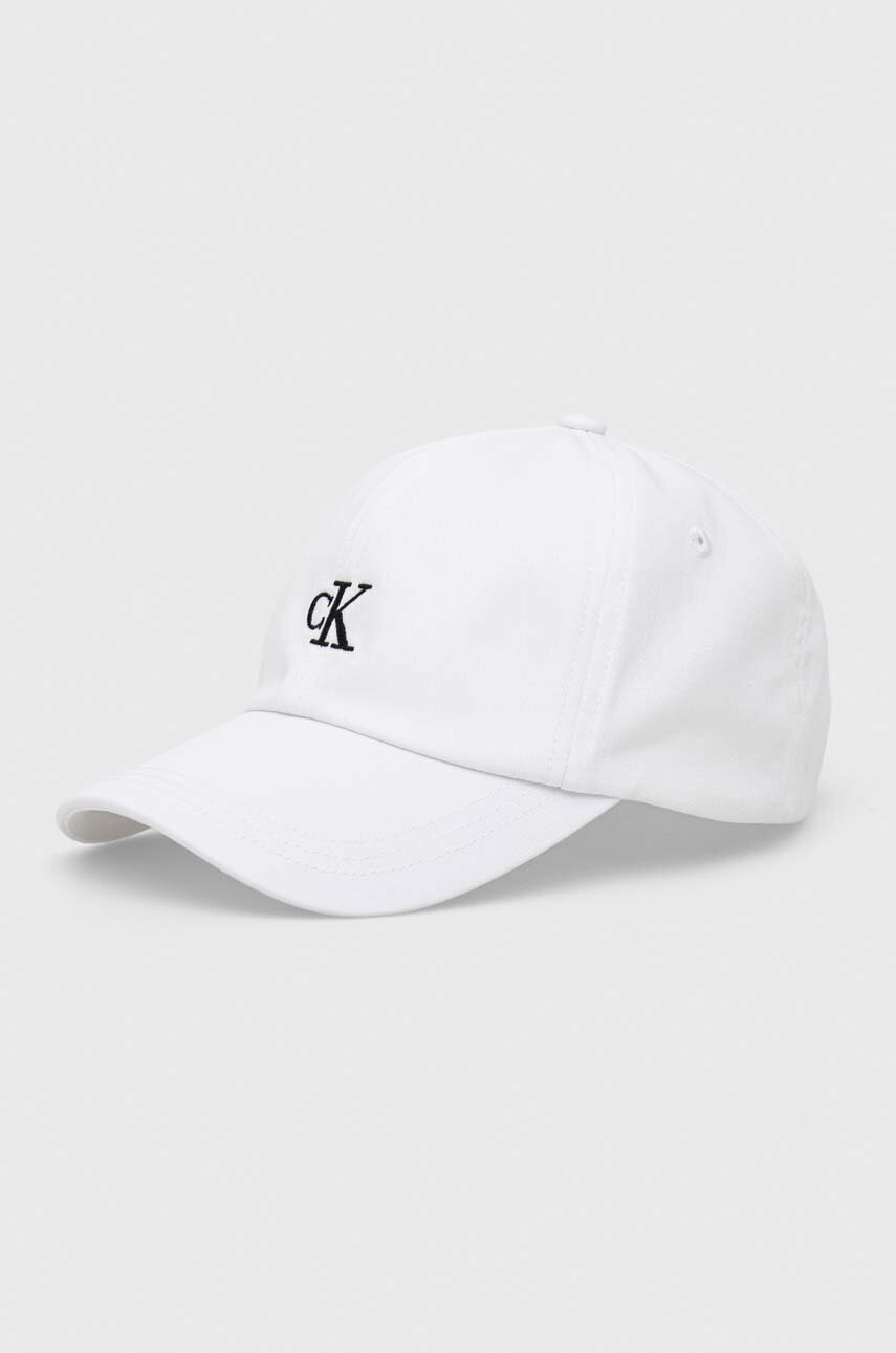 

Детска памучна шапка с козирка Calvin Klein Jeans в бяло с апликация, Бял
