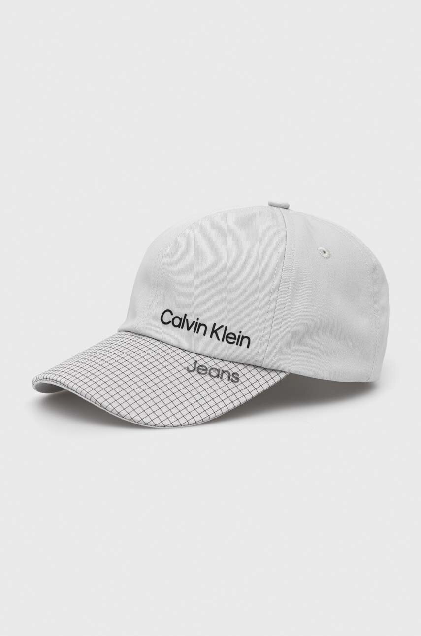 

Детска памучна шапка с козирка Calvin Klein Jeans в сиво с десен, Сив