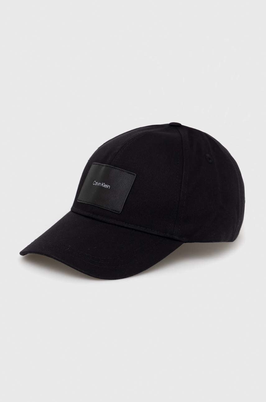 

Шапка с козирка Calvin Klein в черно с изчистен дизайн, Черен