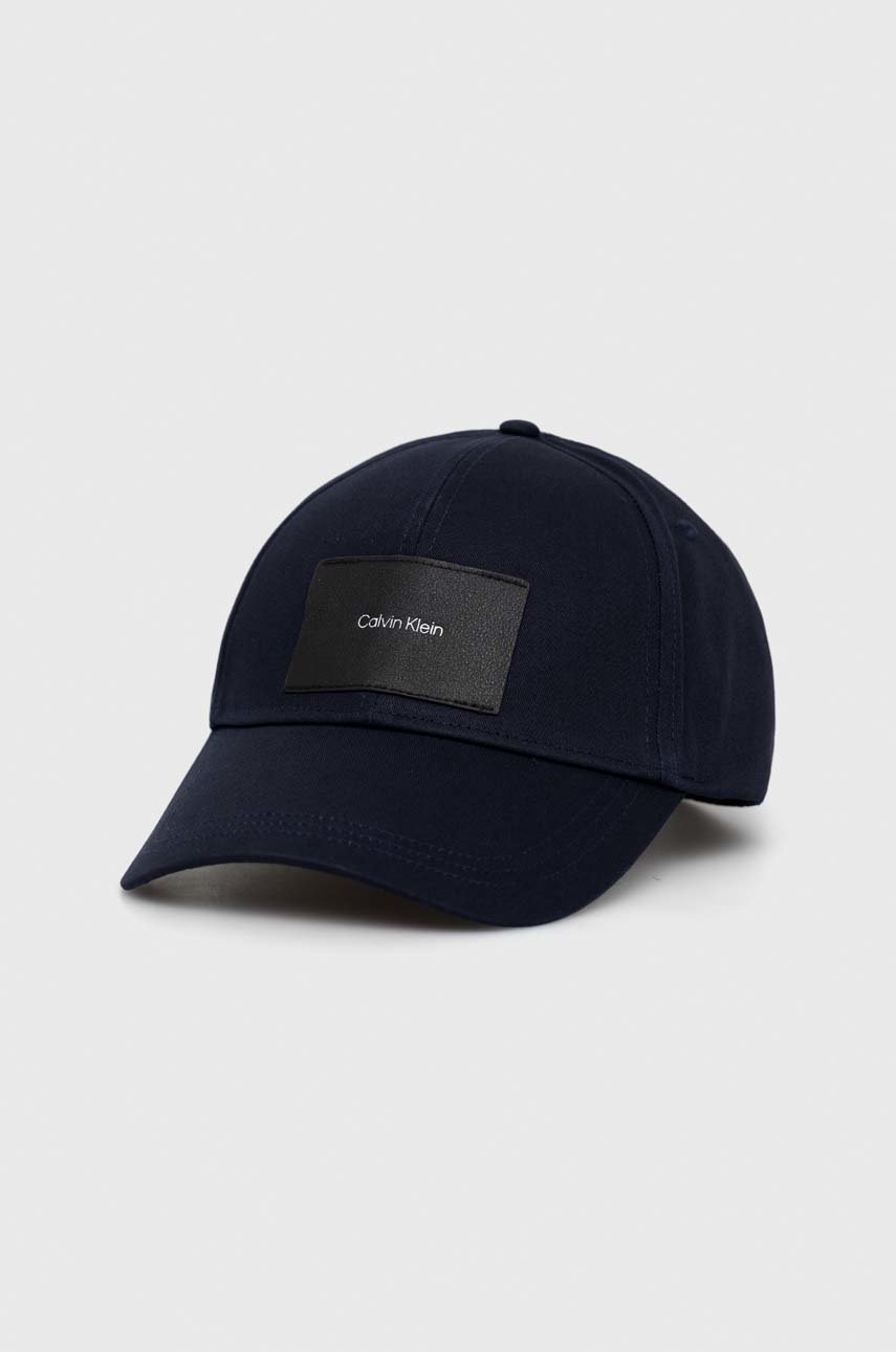 

Шапка с козирка Calvin Klein в тъмносиньо с изчистен дизайн, Тъмносин