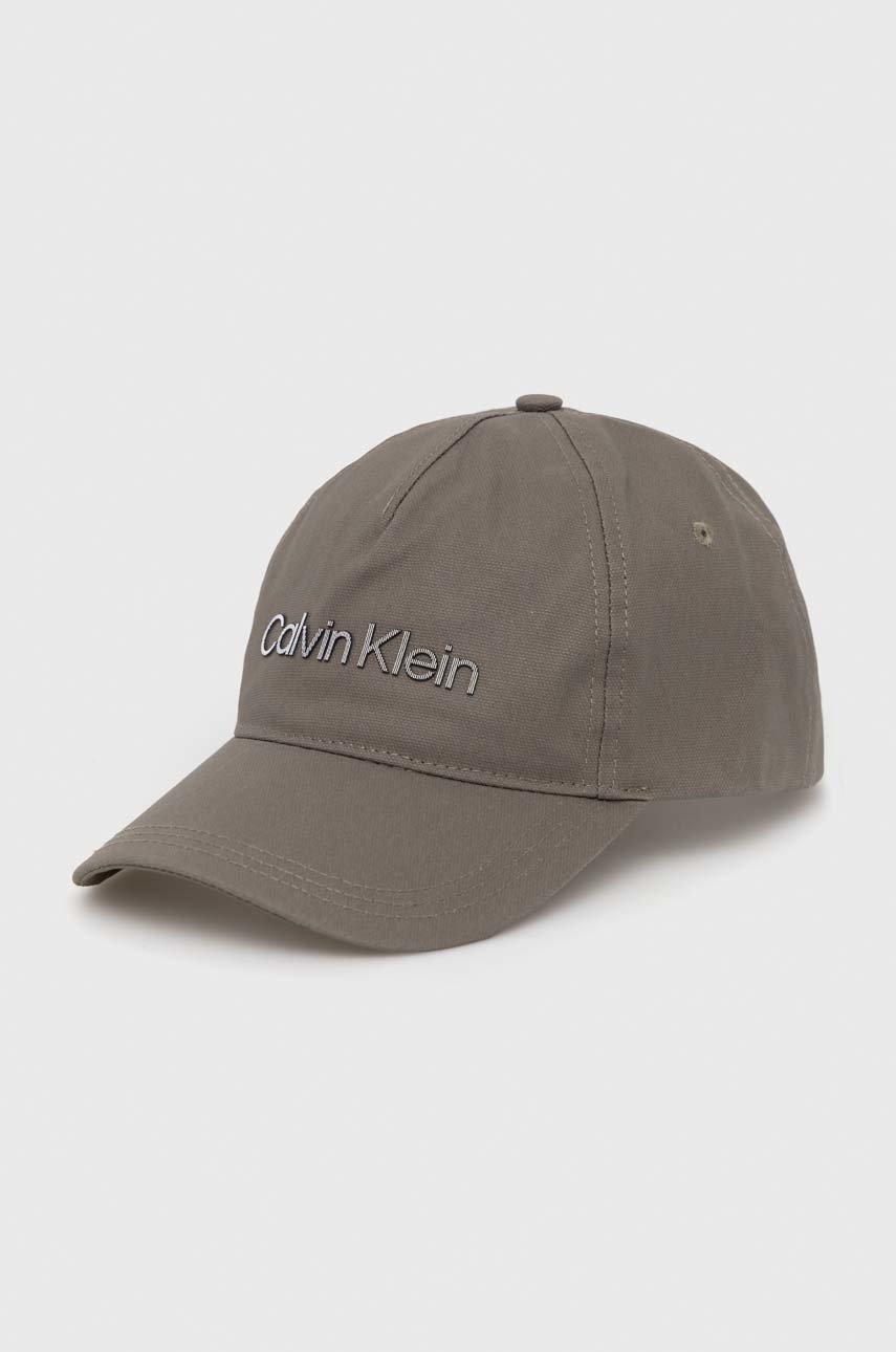

Шапка с козирка Calvin Klein в зелено с изчистен дизайн, Зелен