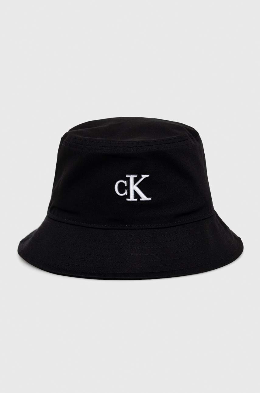 

Памучна капела Calvin Klein Jeans в черно от памук, Черен