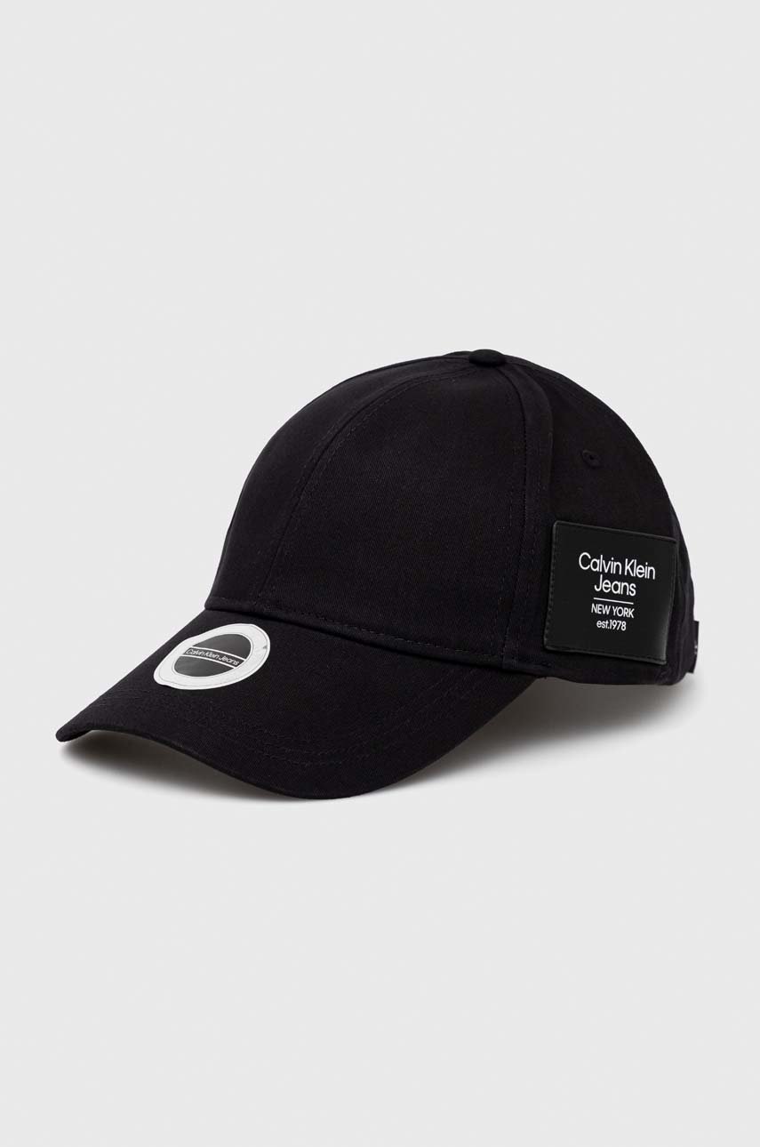 

Памучна шапка с козирка Calvin Klein Jeans в черно с апликация, Черен