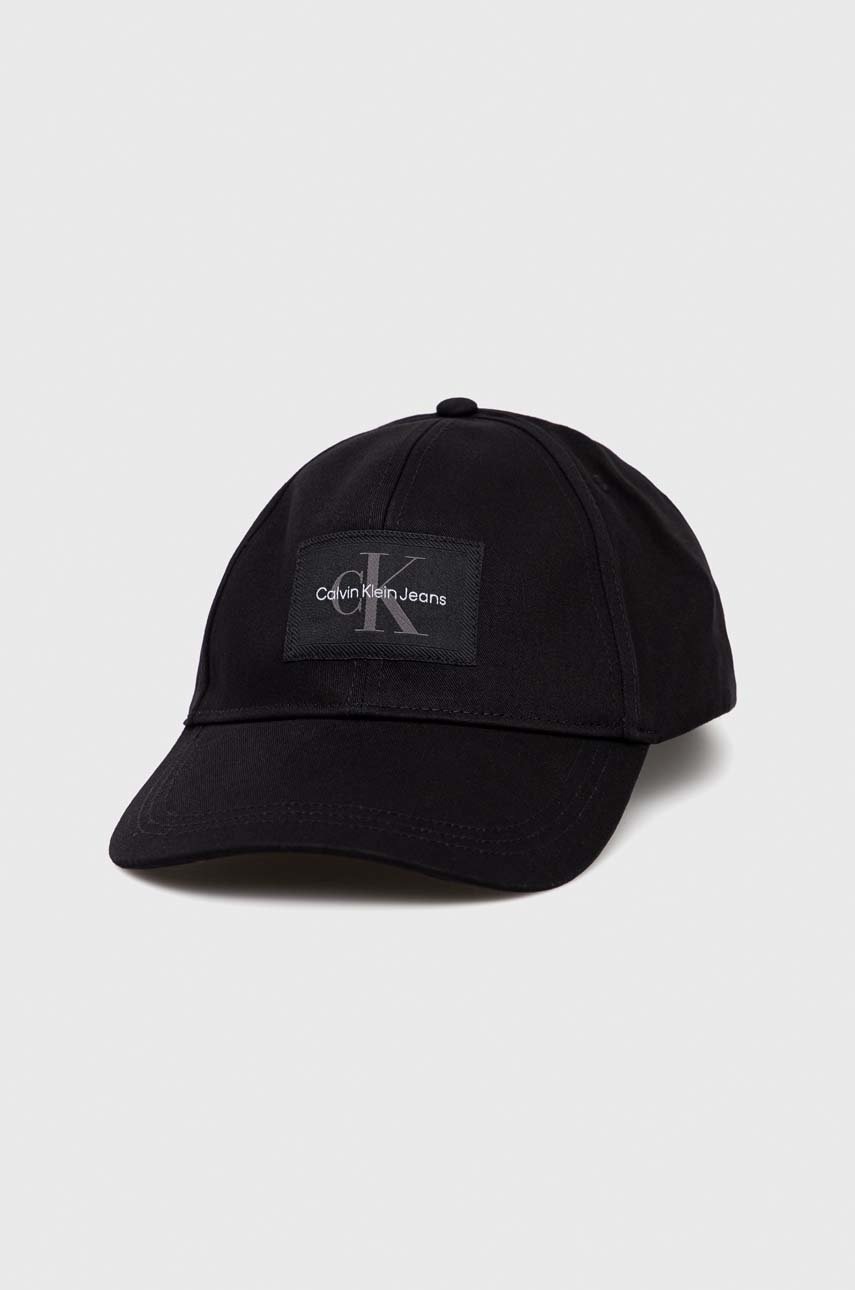 

Памучна шапка с козирка Calvin Klein Jeans в черно с апликация, Черен