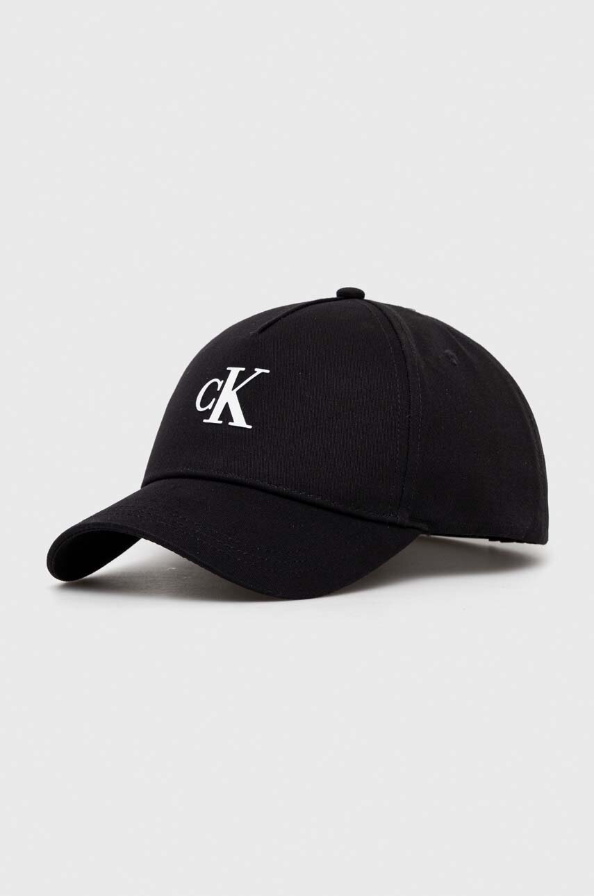 

Памучна шапка с козирка Calvin Klein Jeans в черно с апликация, Черен