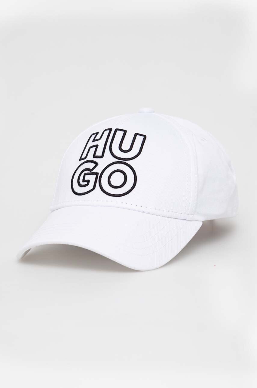 

Памучна шапка с козирка HUGO в бяло с апликация, Бял