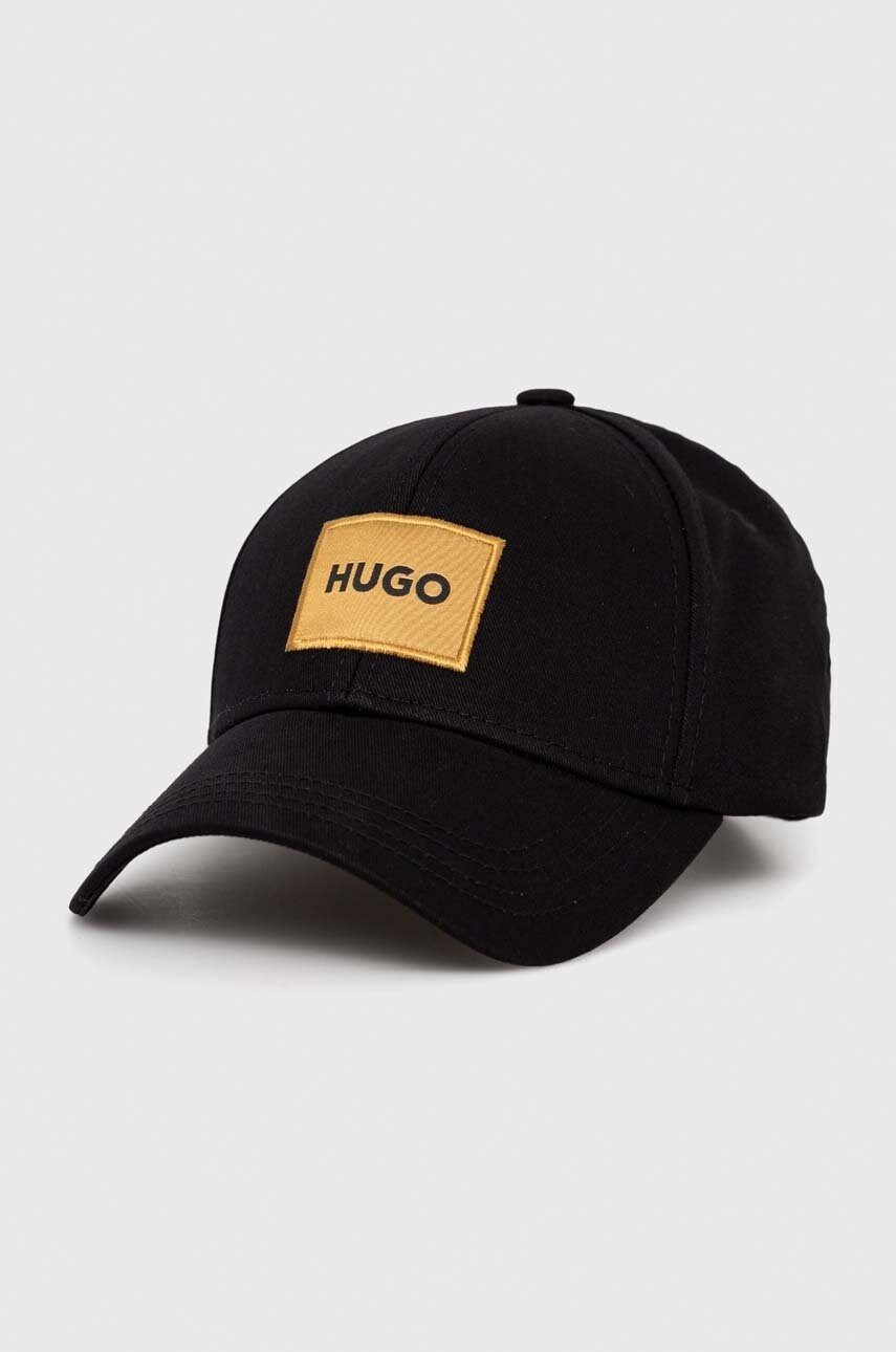 

Памучна шапка с козирка HUGO в черно с апликация, Черен