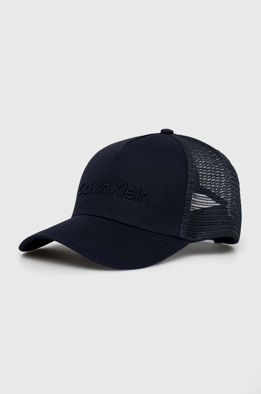 

Шапка с козирка Calvin Klein в тъмносиньо с апликация, Тъмносин