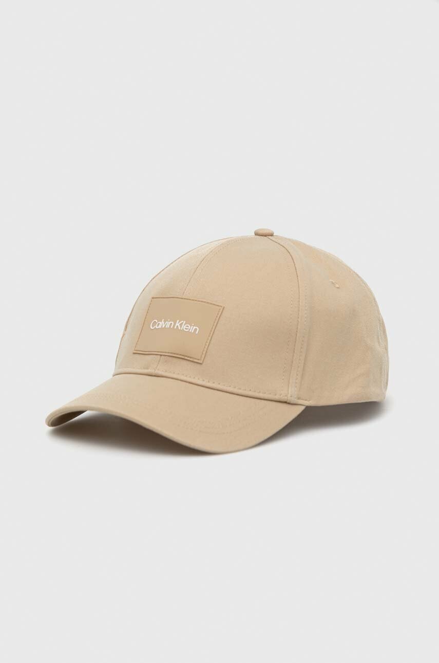 

Памучна шапка с козирка Calvin Klein в бежово с апликация, Бежов