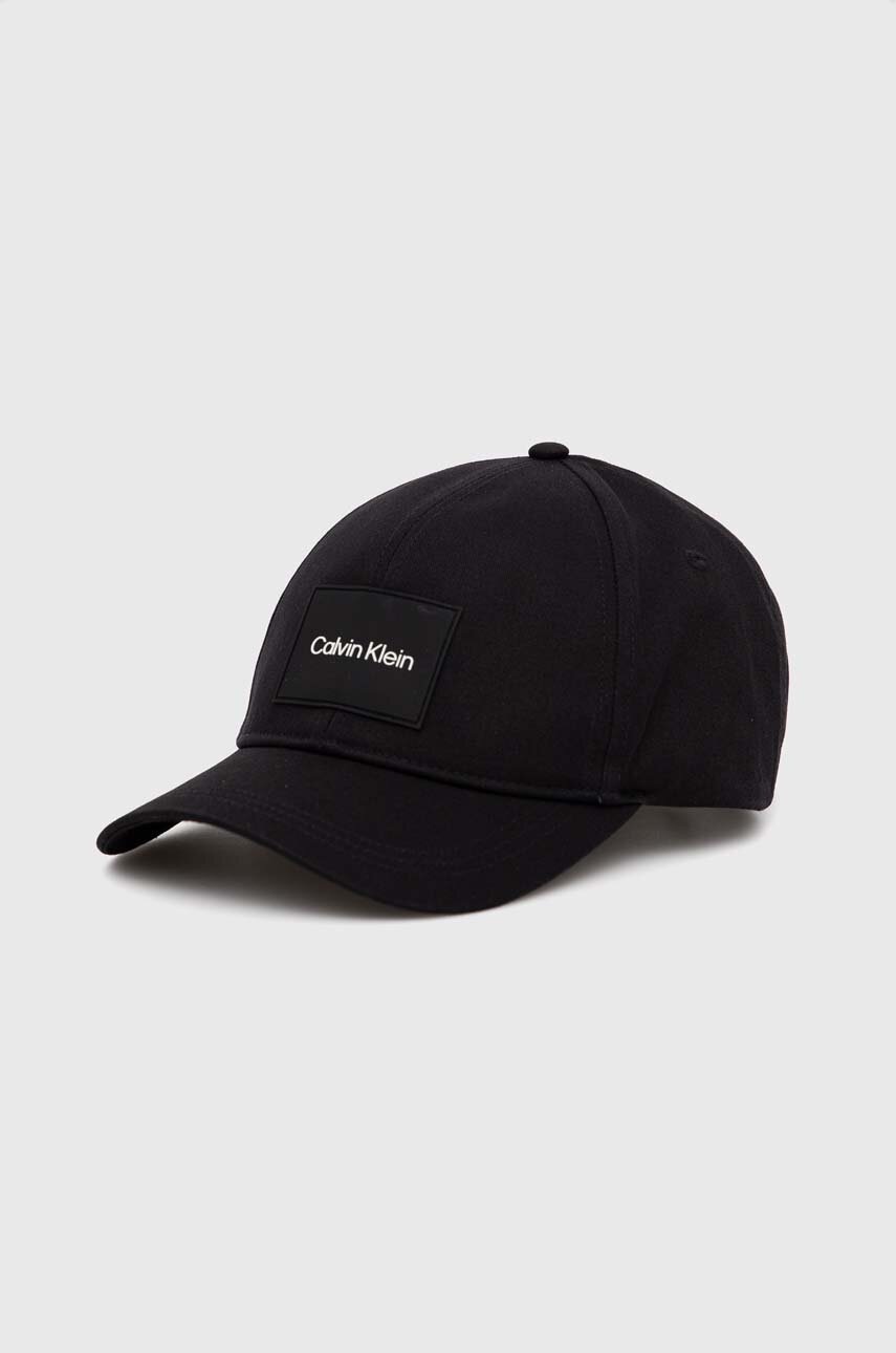 

Памучна шапка с козирка Calvin Klein в черно с апликация, Черен