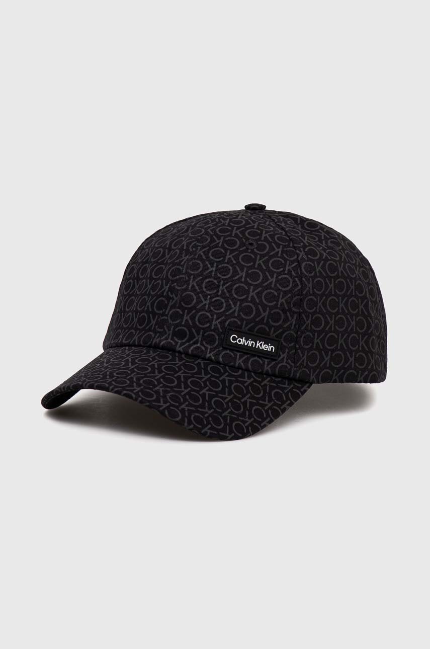 

Памучна шапка с козирка Calvin Klein в черно с десен, Черен