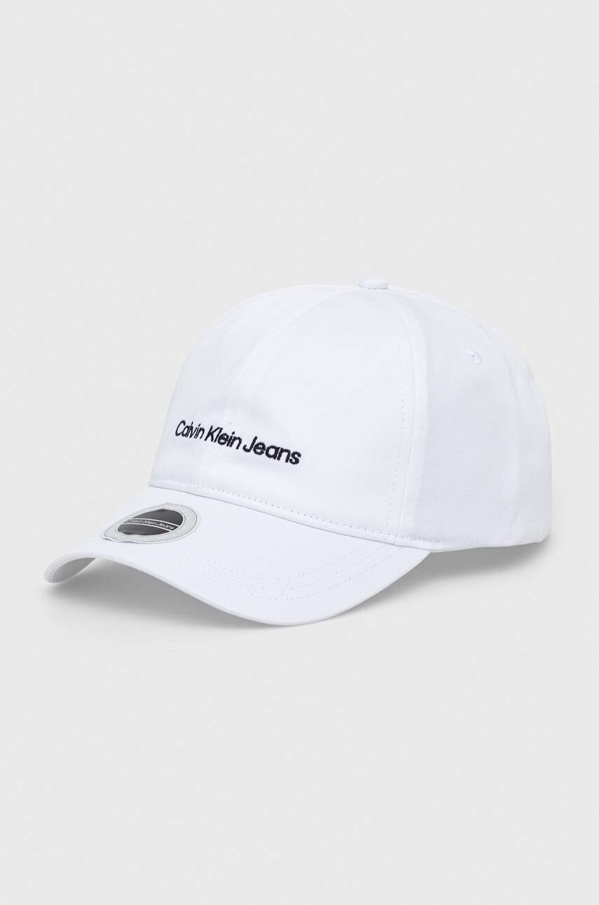 

Памучна шапка с козирка Calvin Klein Jeans в бяло с апликация, Бял