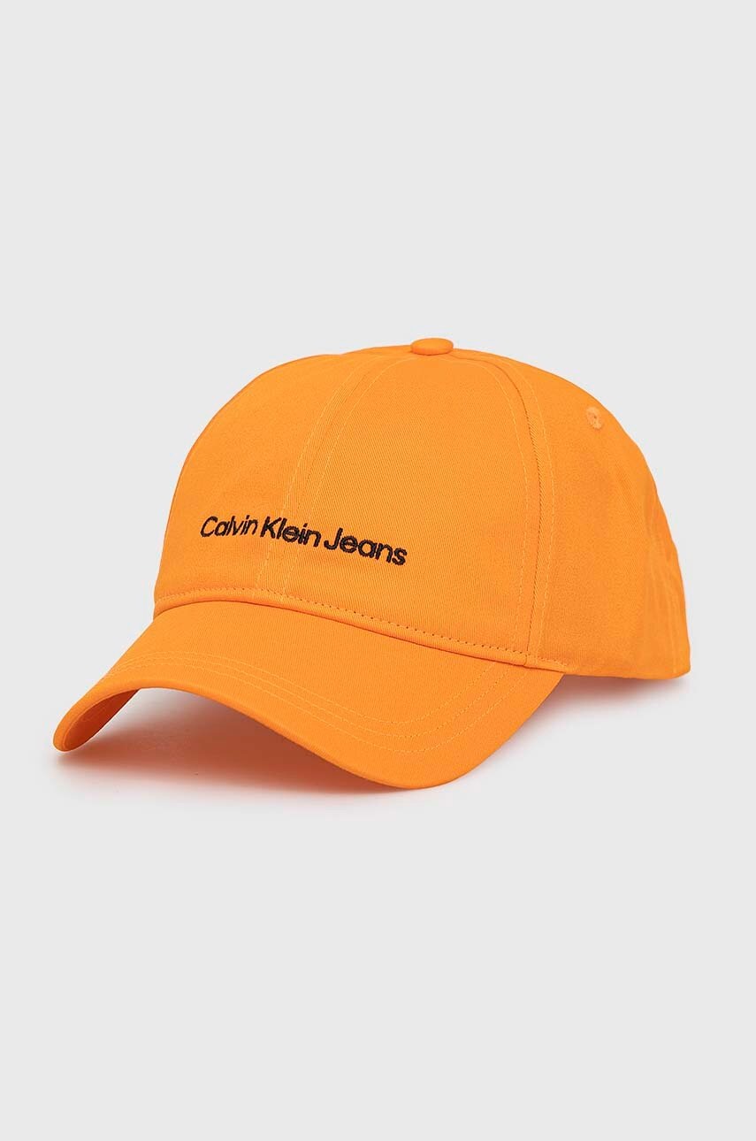 

Памучна шапка с козирка Calvin Klein Jeans в оранжево с апликация, Оранжев