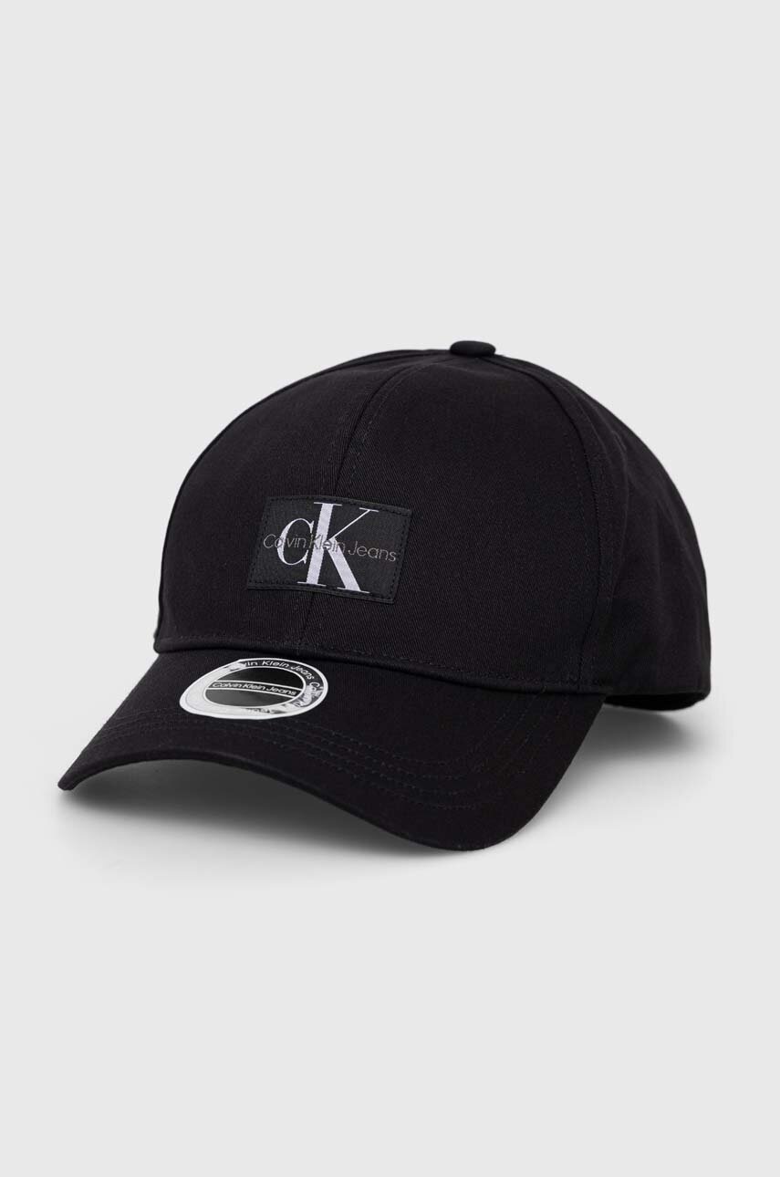 

Памучна шапка с козирка Calvin Klein Jeans в черно с принт, Черен