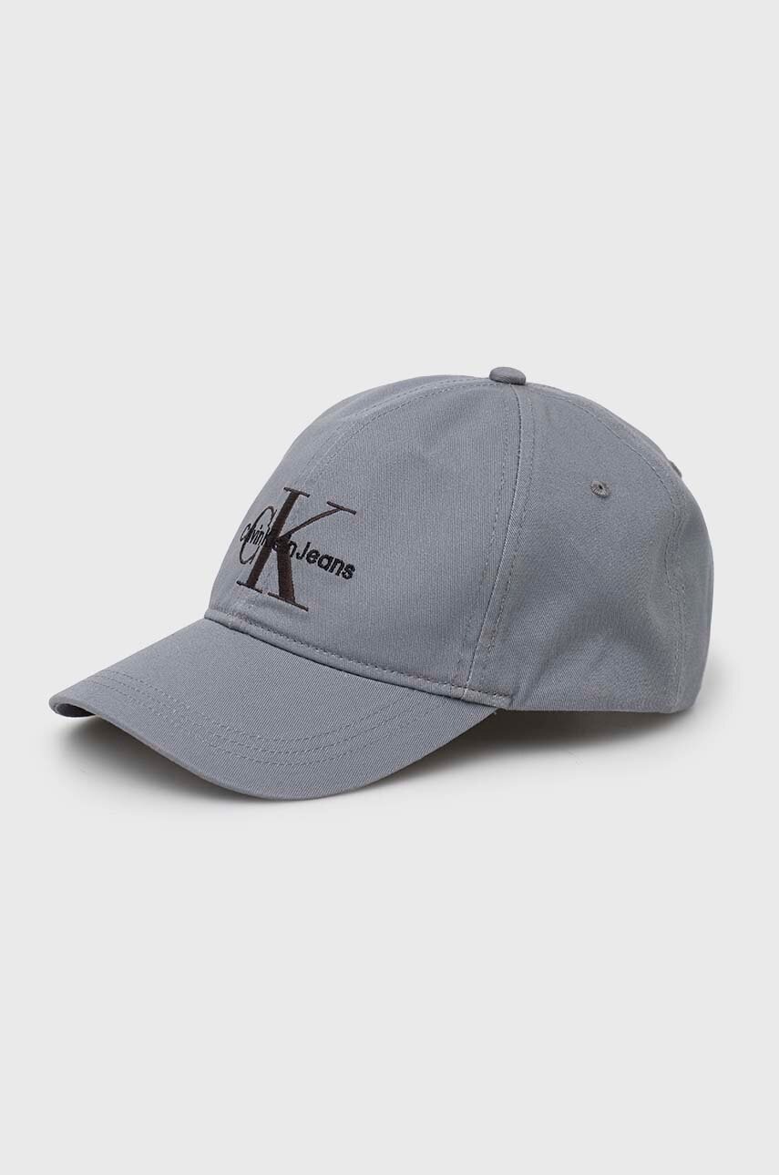 

Памучна шапка с козирка Calvin Klein Jeans в сиво с апликация, Сив