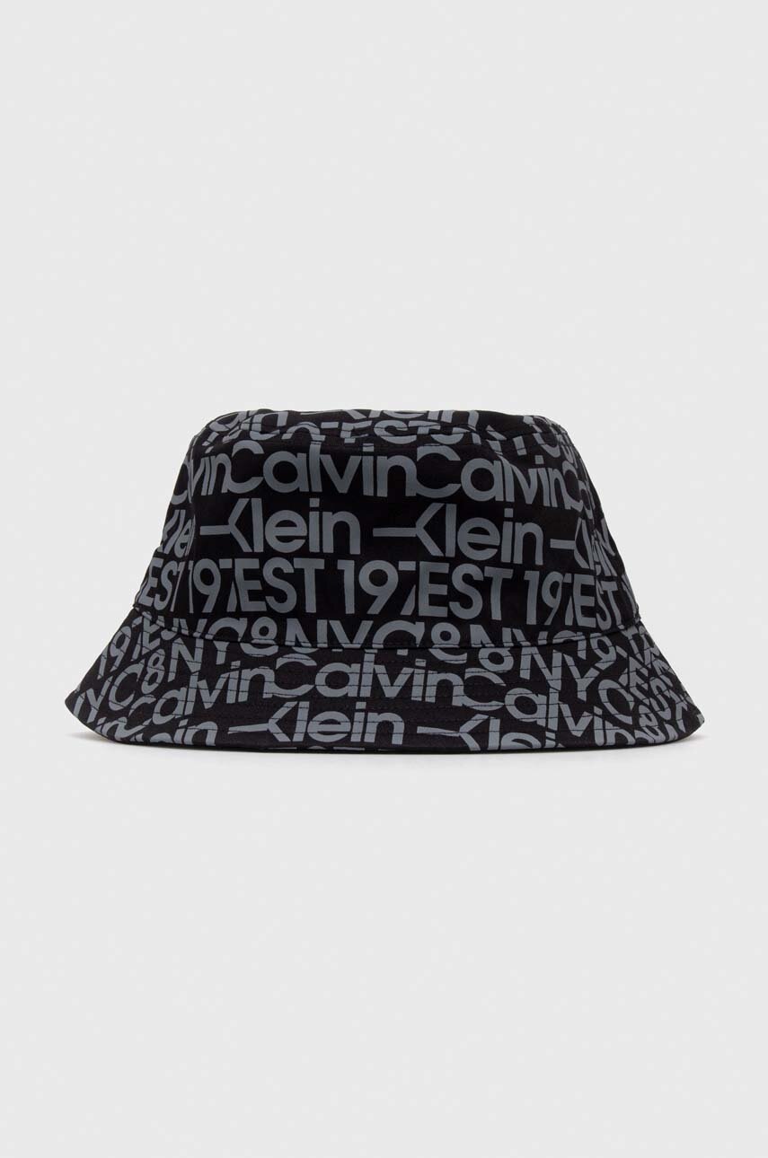 

Памучна капела Calvin Klein Jeans в черно от памук, Черен