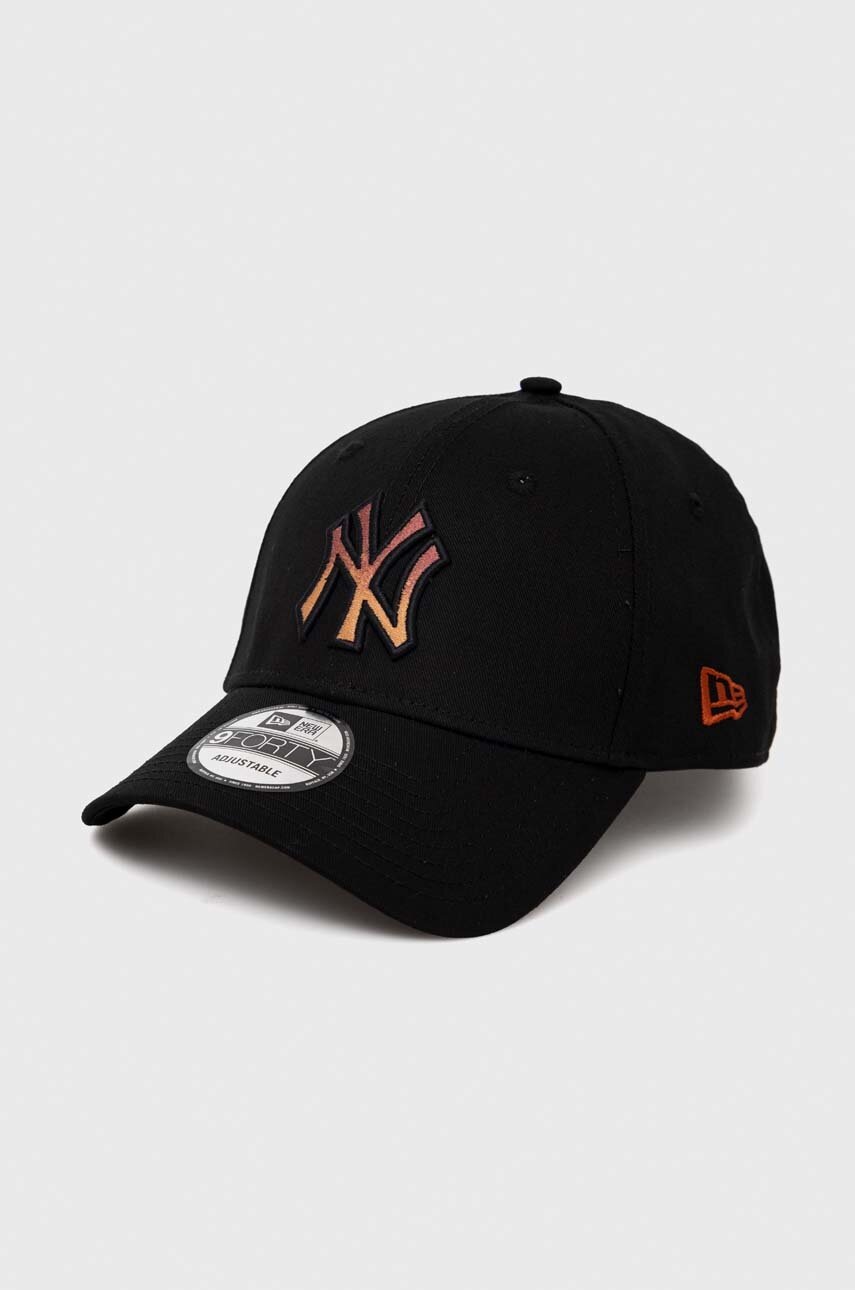 

Памучна шапка с козирка New Era в черно с десен NEW YORK YANKEES, Черен