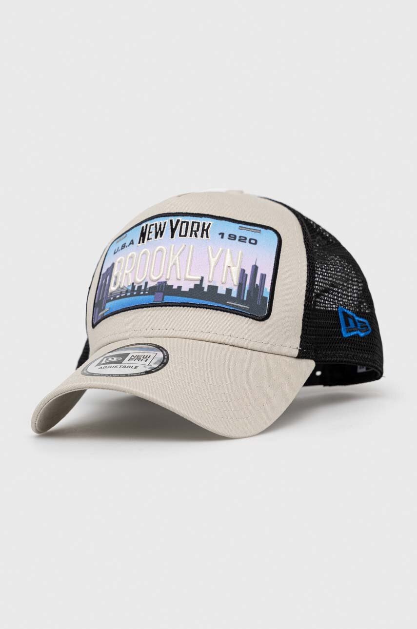 

Кепка New Era колір бежевий візерунок
