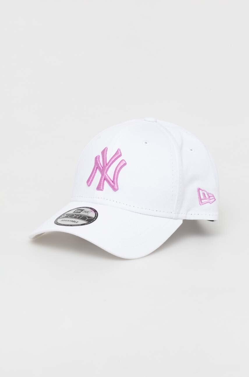 

Памучна шапка с козирка New Era в бяло с апликация NEW YORK YANKEES, Бял