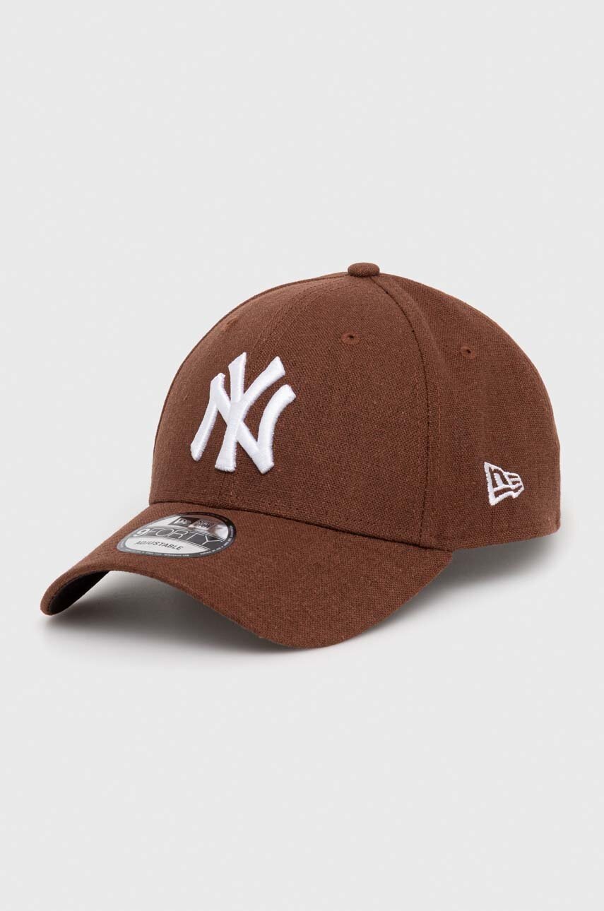 

Шапка с козирка с лен New Era в кафяво с апликация NEW YORK YANKEES, Кафяв