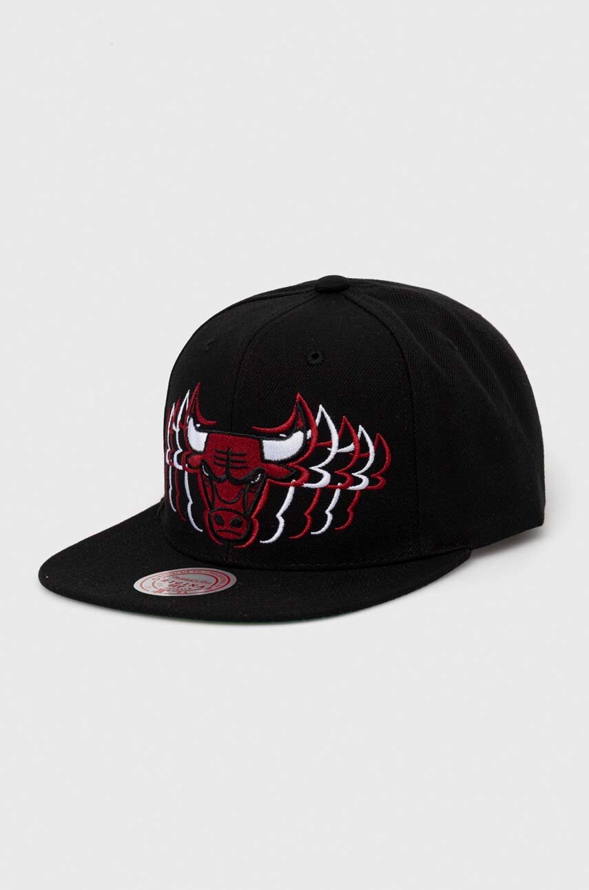 

Шапка с козирка Mitchell&Ness Chicago Bulls в черно с апликация, Черен