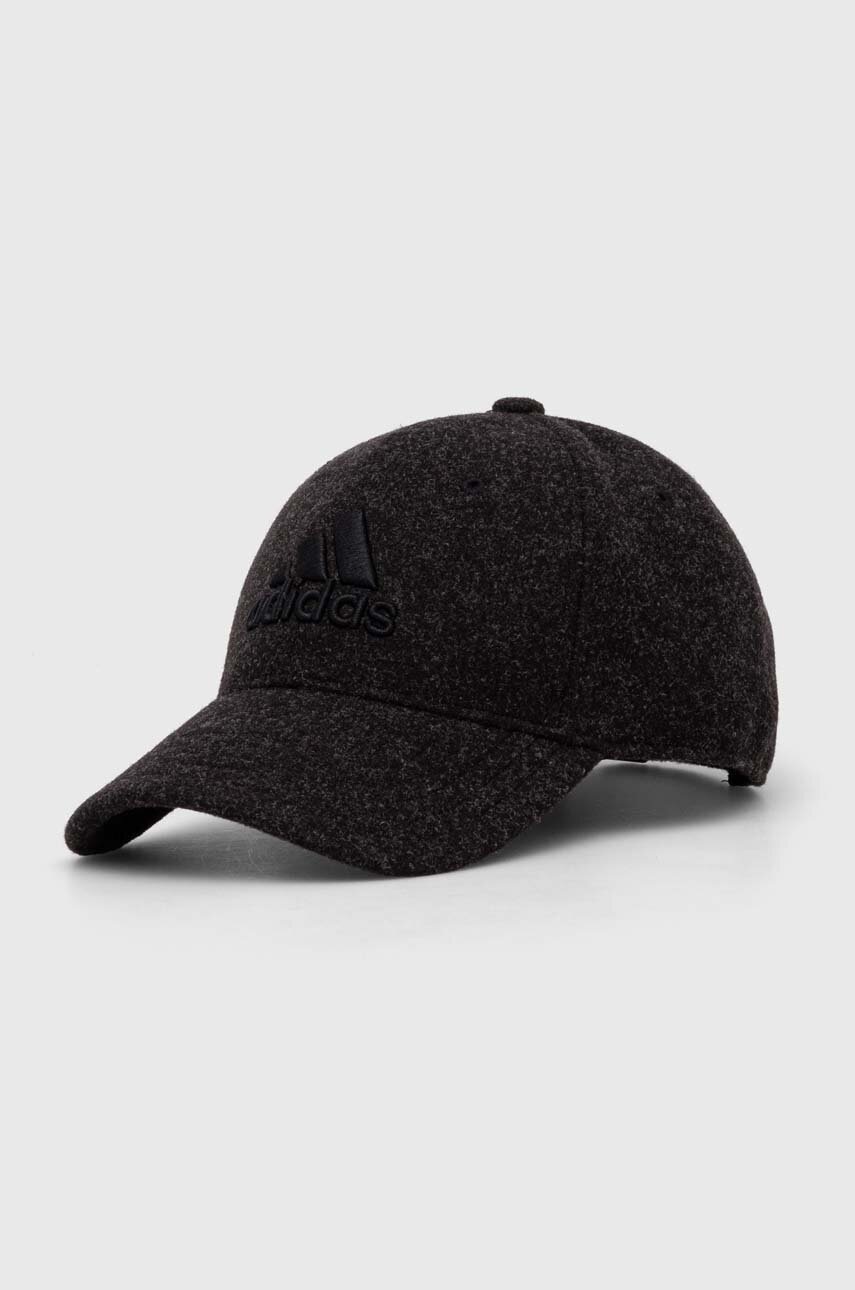 

Шапка с козирка adidas Performance в черно с апликация, Черен