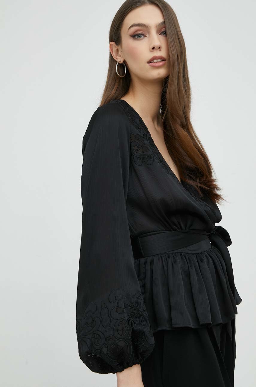 

Блузка Guess жіноча колір чорний з аплікацією