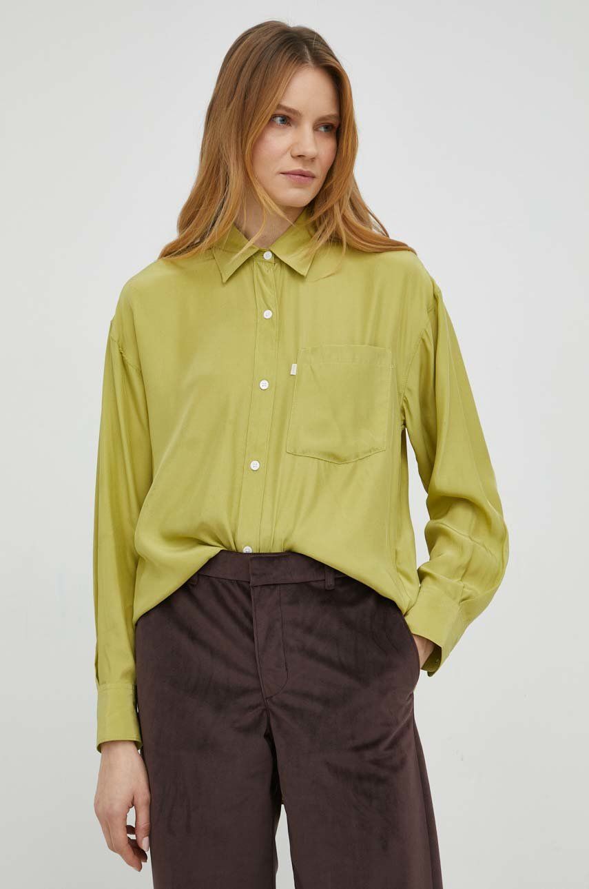 E-shop Hedvábné tričko Levi's zelená barva, relaxed, s klasickým límcem