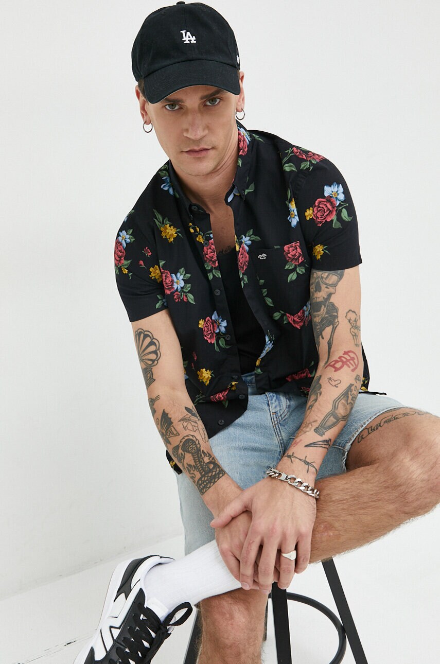 

Риза Hollister Co. мъжка в черно със стандартна кройка с яка с копче, Черен