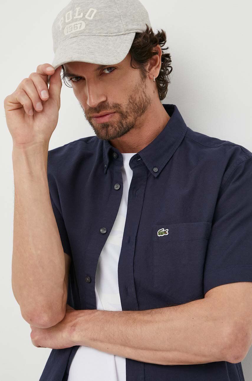 Košile Lacoste tmavomodrá barva, regular, s límečkem button-down - námořnická modř -  100 % Bav