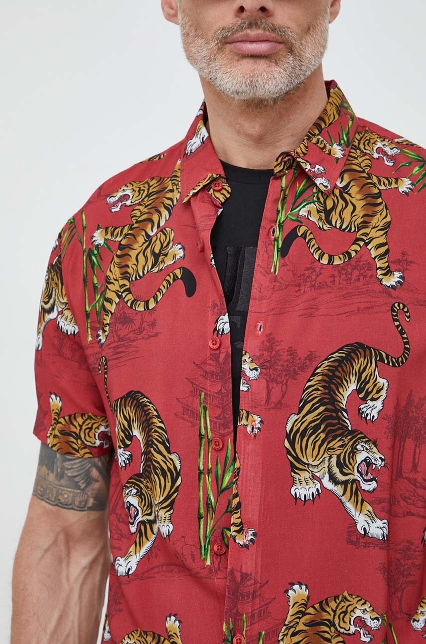 

Рубашка Guess мужская цвет красный regular классический воротник