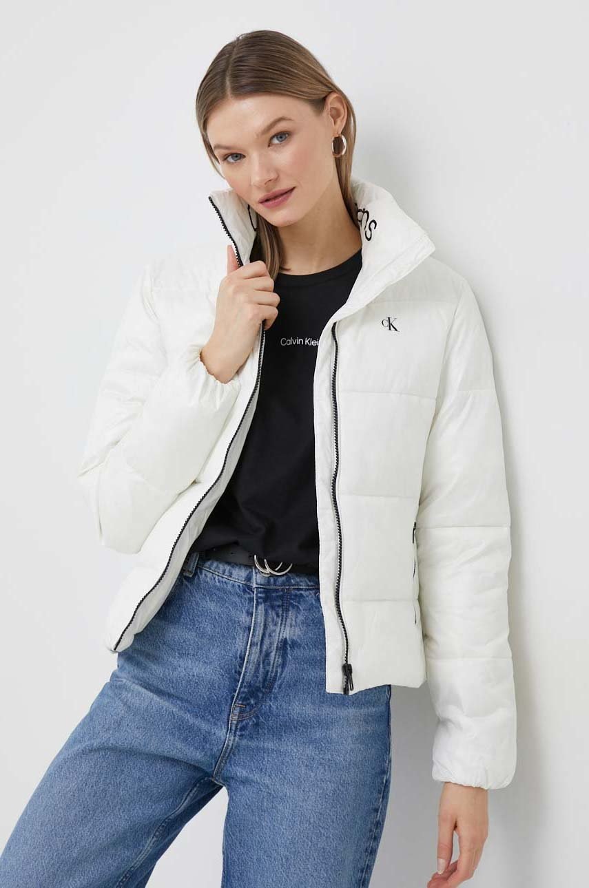 

Яке Calvin Klein Jeans в бежово със зимна изолация, Бял