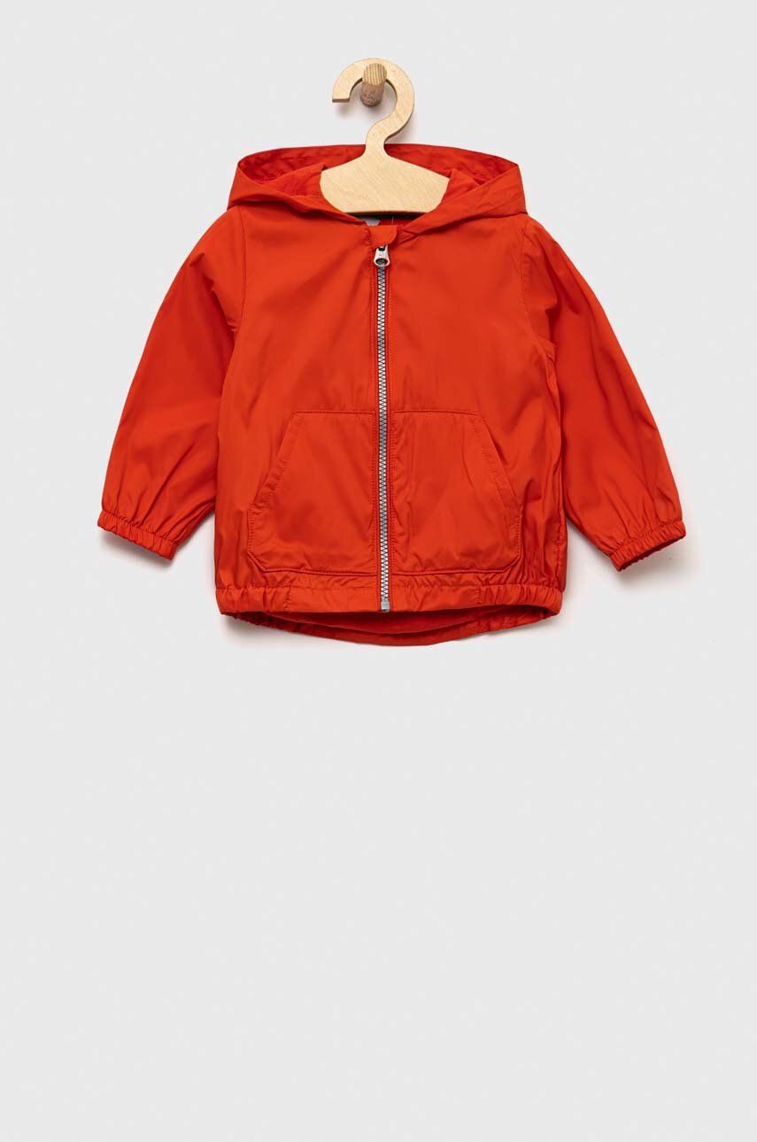 Dětská bunda United Colors of Benetton červená barva - červená -  Hlavní materiál: 100 % Polyes