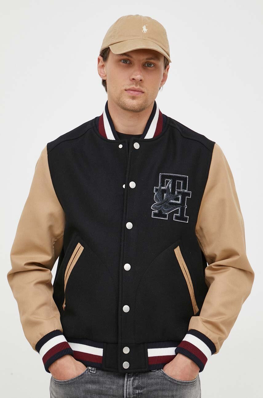 

Куртка-бомбер Tommy Hilfiger x Shawn Mendes чоловічий колір чорний перехідна
