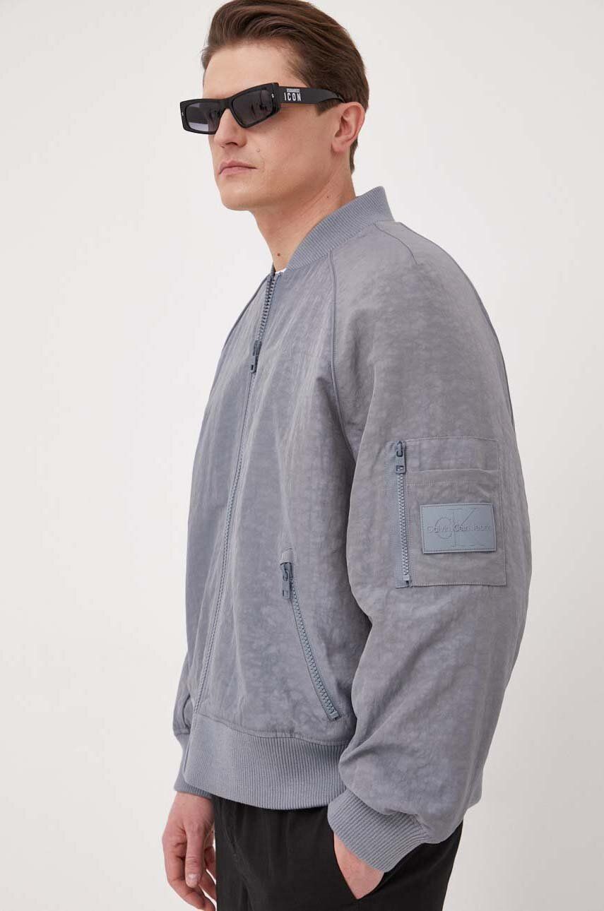 Bomber bunda Calvin Klein Jeans šedá barva, přechodná - šedá -  Hlavní materiál: 100 % Polyamid