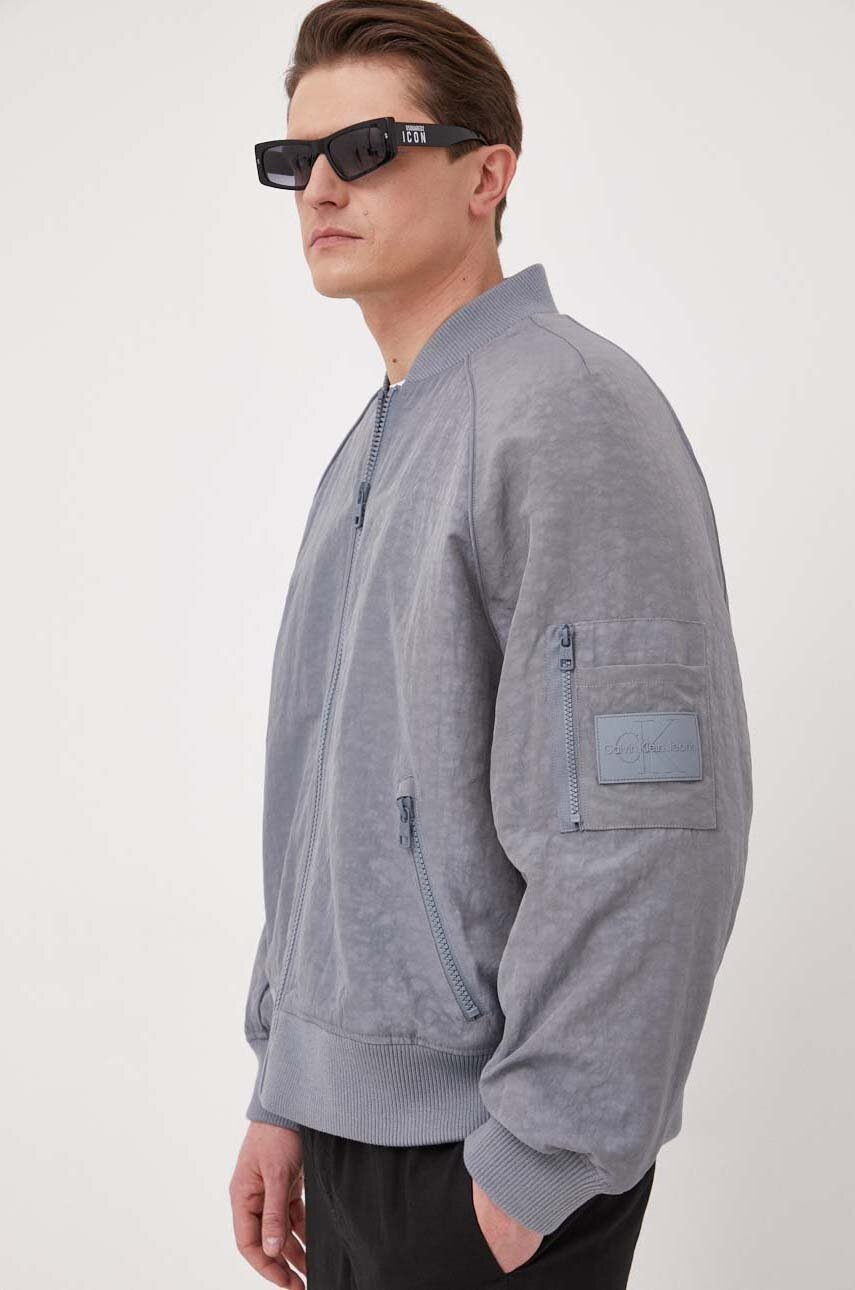 

Яке бомбър Calvin Klein Jeans в сиво с преходна изолация, Сив