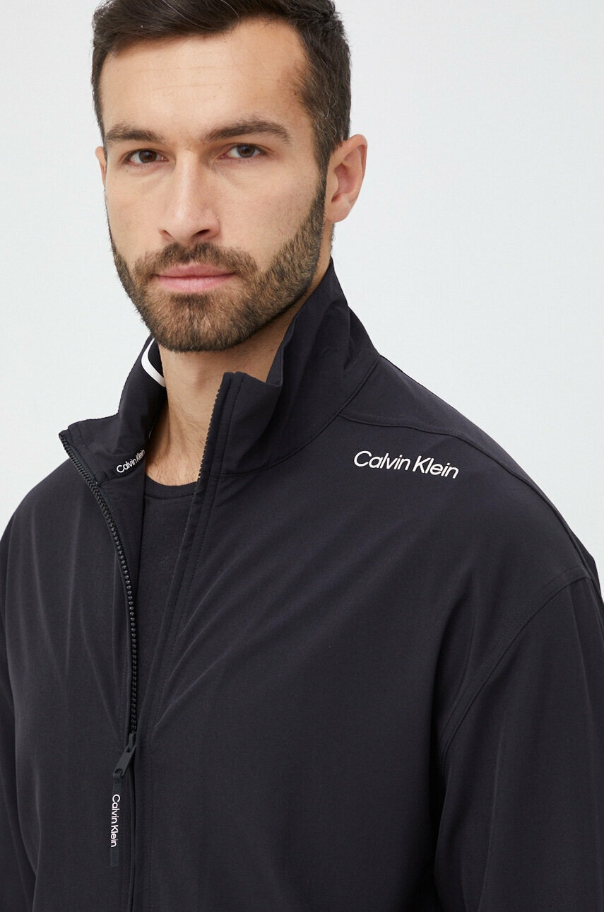 

Ветровка Calvin Klein Performance Effect в черно с преходна изолация, Черен