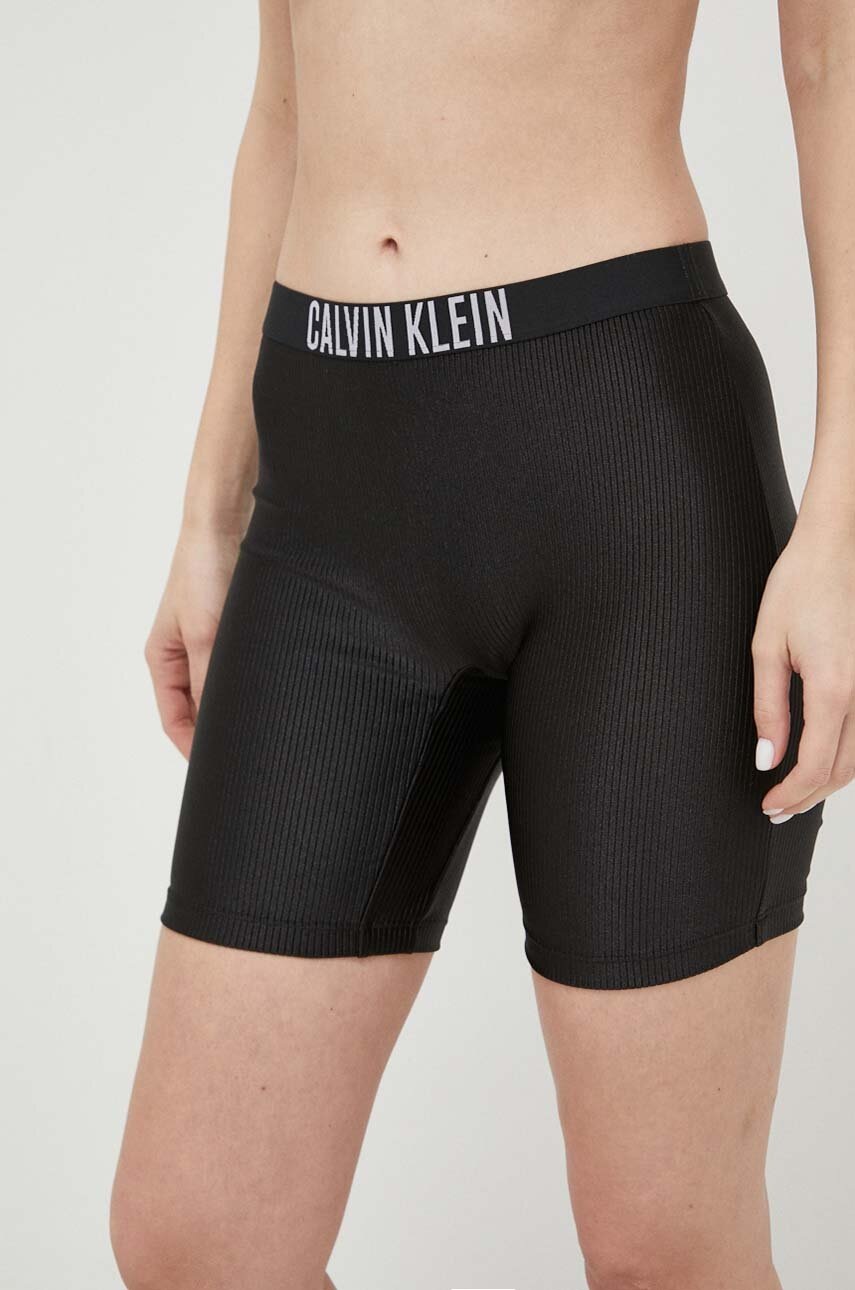 

Къс панталон Calvin Klein в черно с изчистен дизайн със стандартна талия, Черен